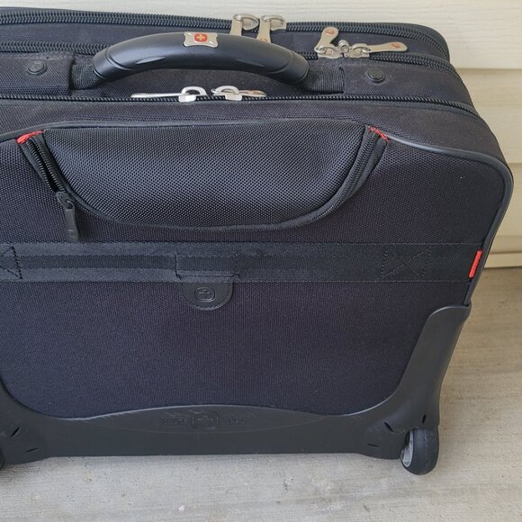Swissgear Black Red Rolling Briefcase Padded Laptop Pocket 17 Inches - Picture 7 of 16